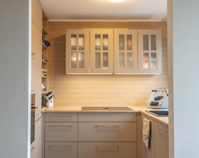 Thoki Referenzküche: Moderne Landhausküche in Beige, Hauptansicht