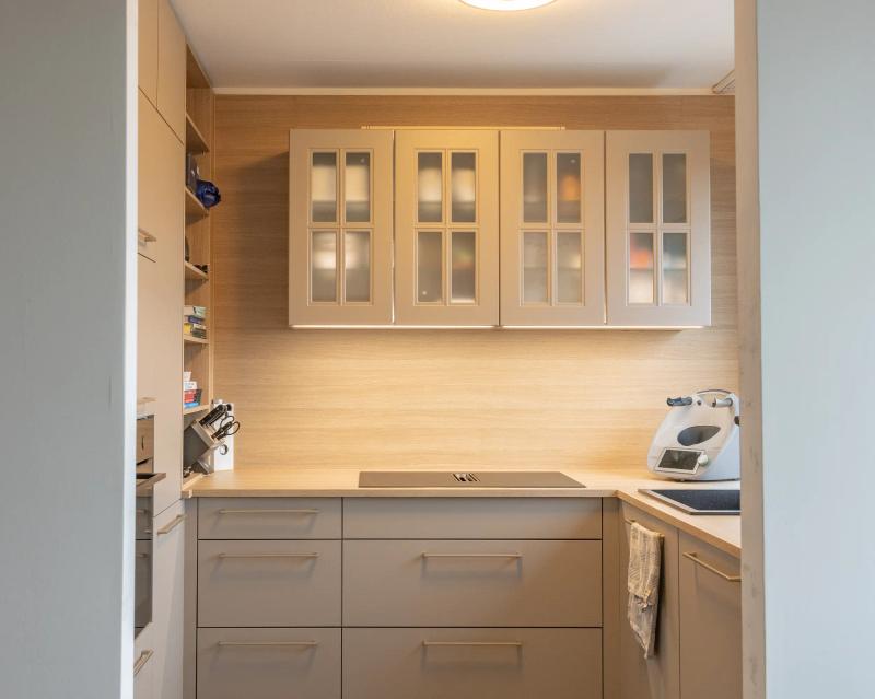 Moderne Landhausküche in Beige