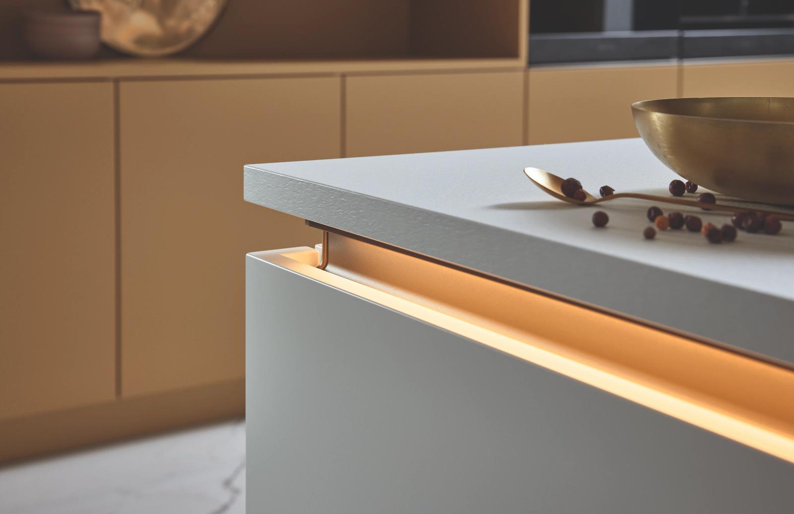 Arbeitsplatte mit eleganten Griffleisten in Manganbronze
