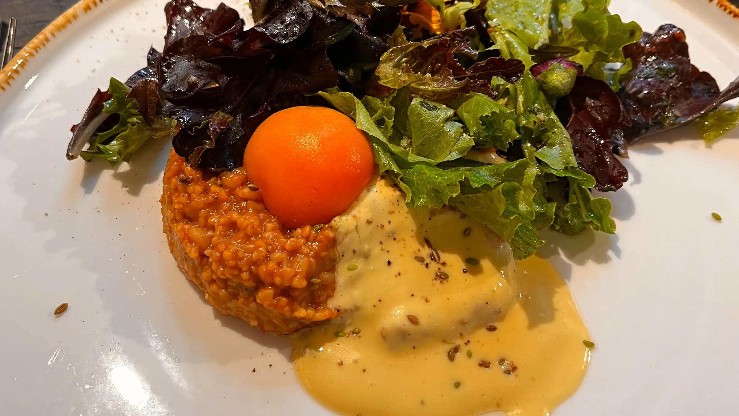 Bulgur-Gericht mit Eigelb und Sauce hollandaise