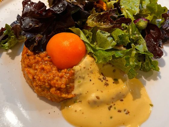 Bulgur-Gericht mit Eigelb und Sauce hollandaise