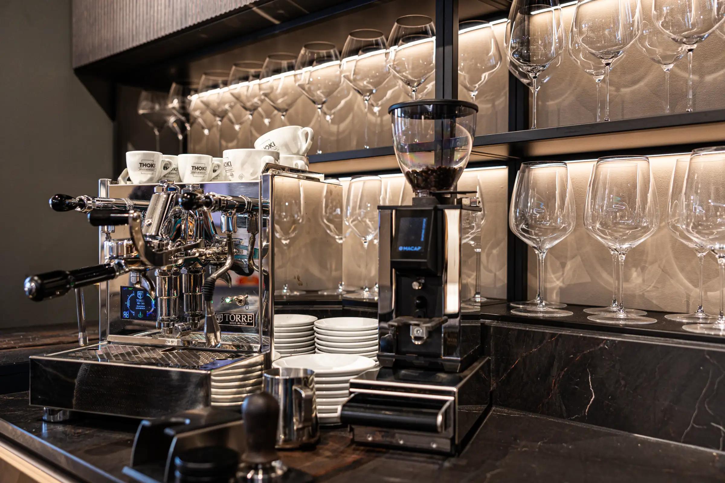 Espressomaschine an der Weinbar im Thoki Studio