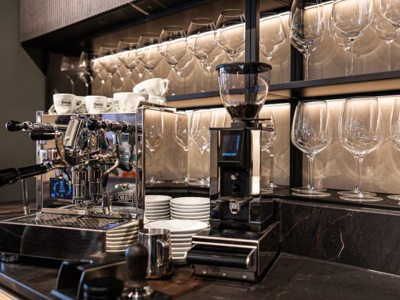 Espressomaschine an der Weinbar im Thoki Studio