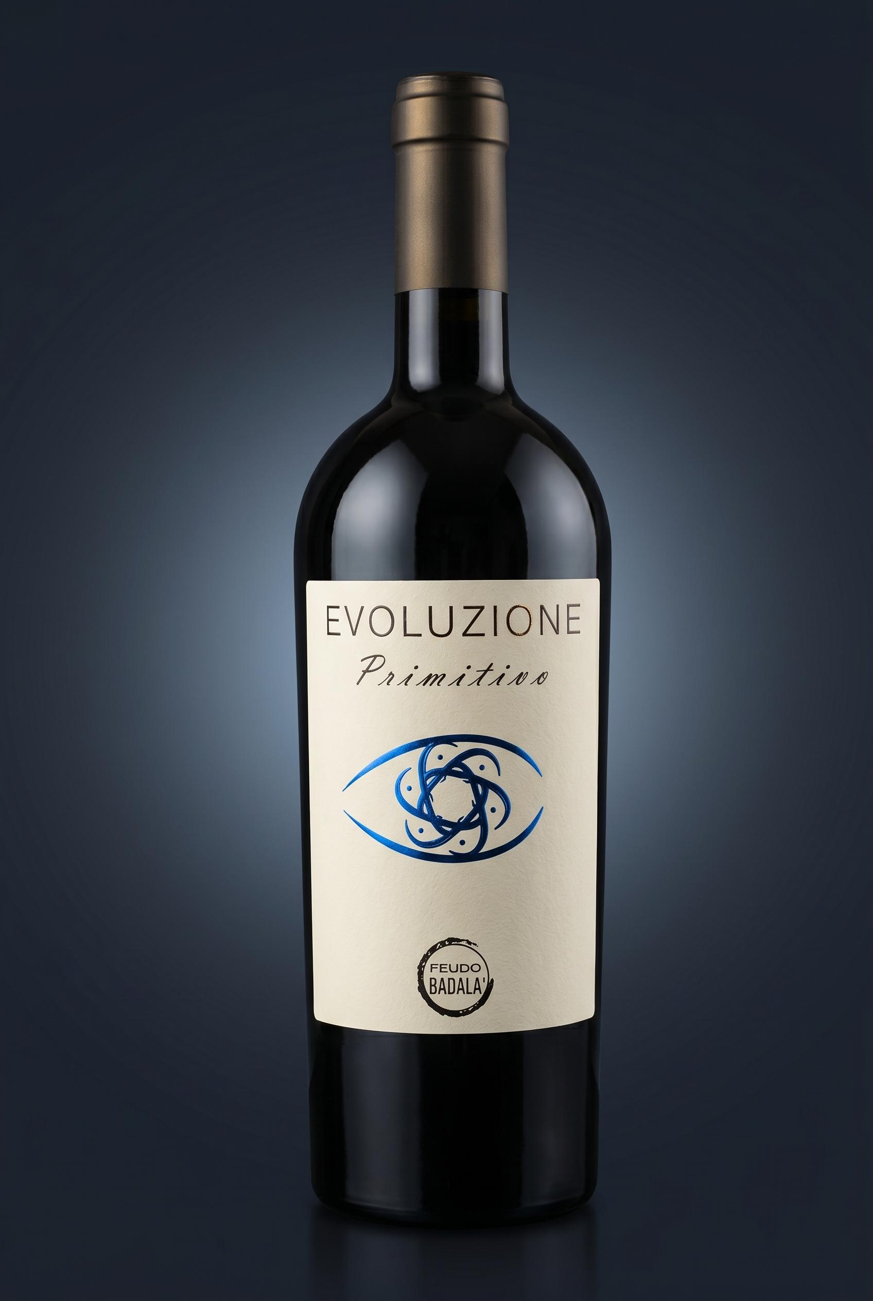 Evoluzione Primitivo, freigestellte Flasche auf dunklem Verlauf