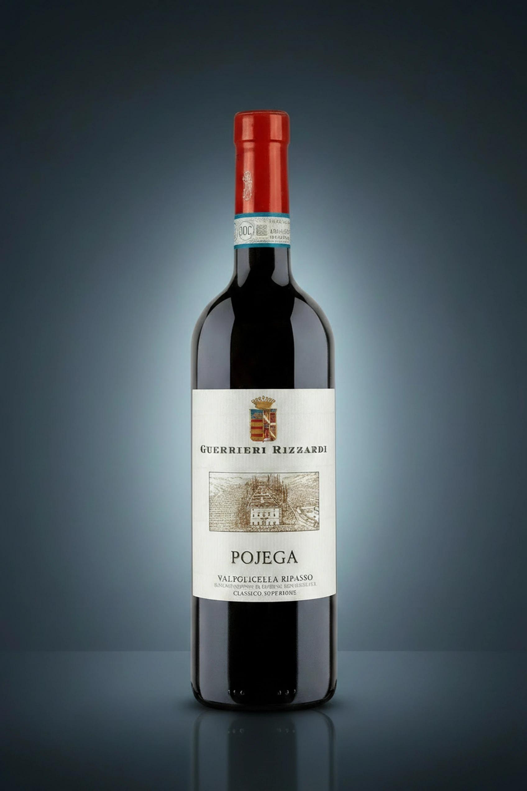 Pojega Valpolicella Ripasso, Flasche auf dunklem Studio-Hintergrund