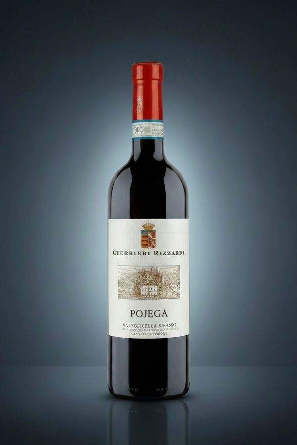 Pojega Valpolicella Ripasso, Flasche auf dunklem Studio-Hintergrund