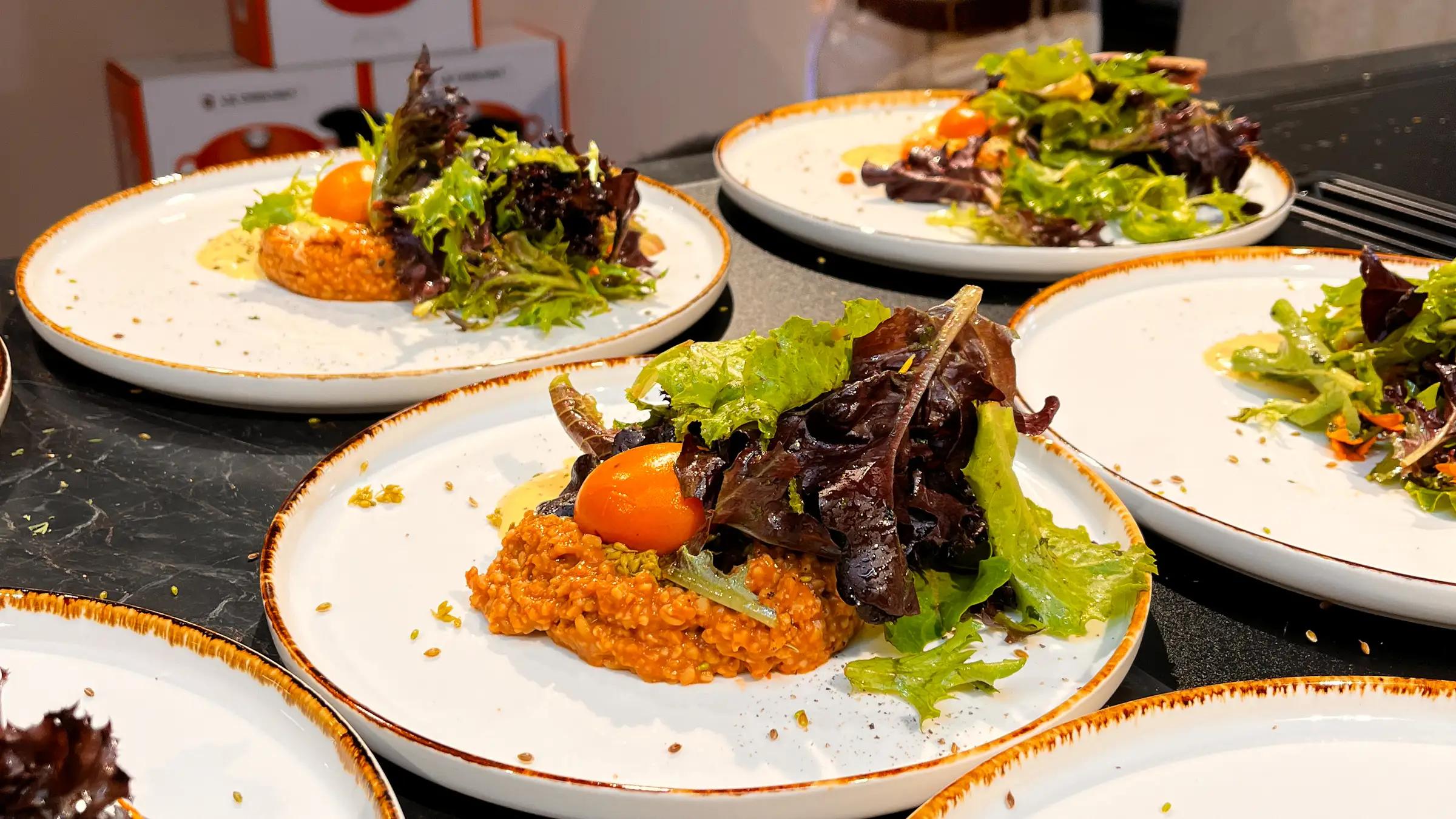 Risotto mit Salat, angerichtet beim Kochevent