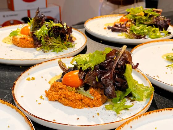 Risotto mit Salat, angerichtet beim Kochevent
