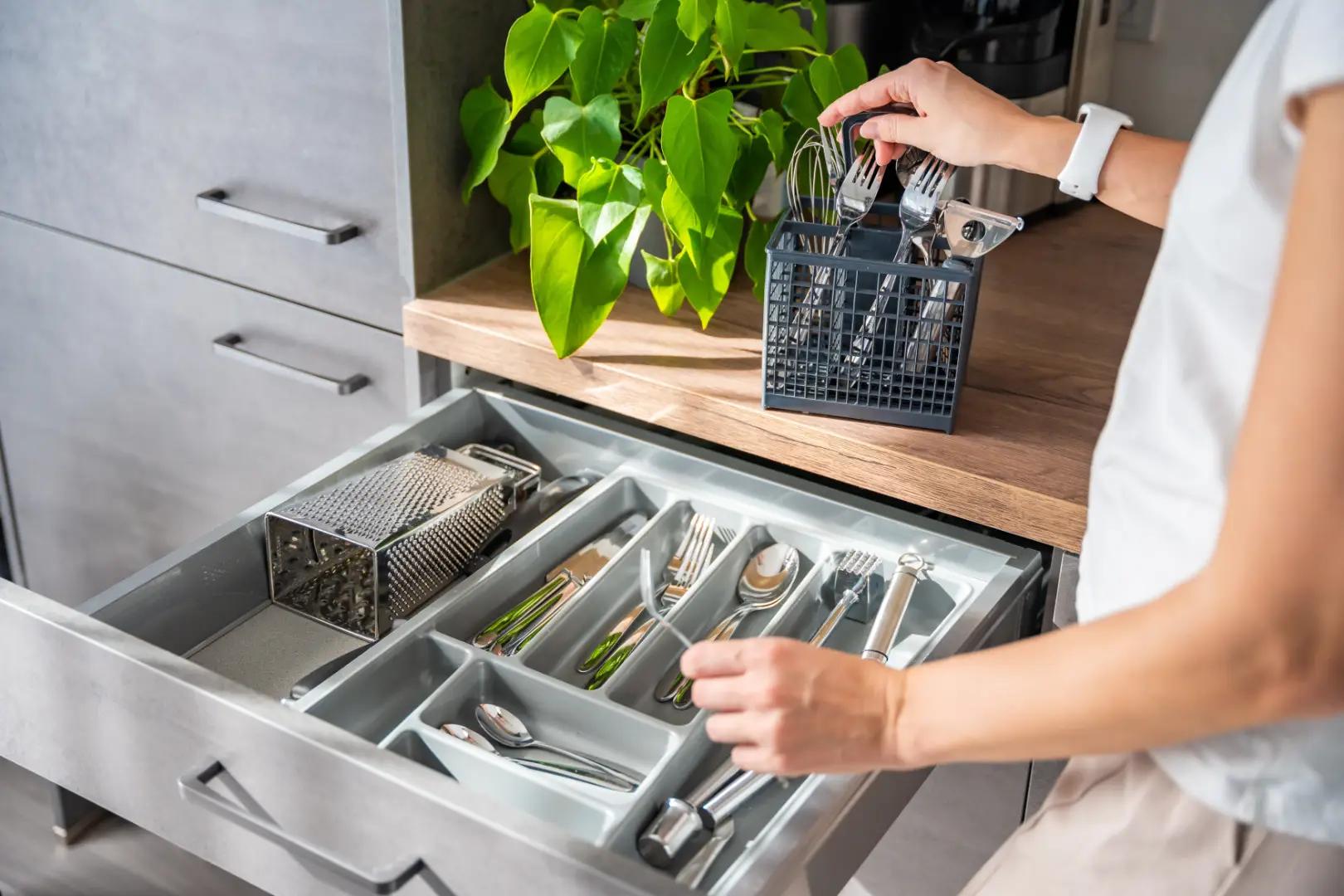 Offene Besteckschublade mit Ordnungssystem und Grillbesteck bei Thoki Küchenstudio Wörthsee