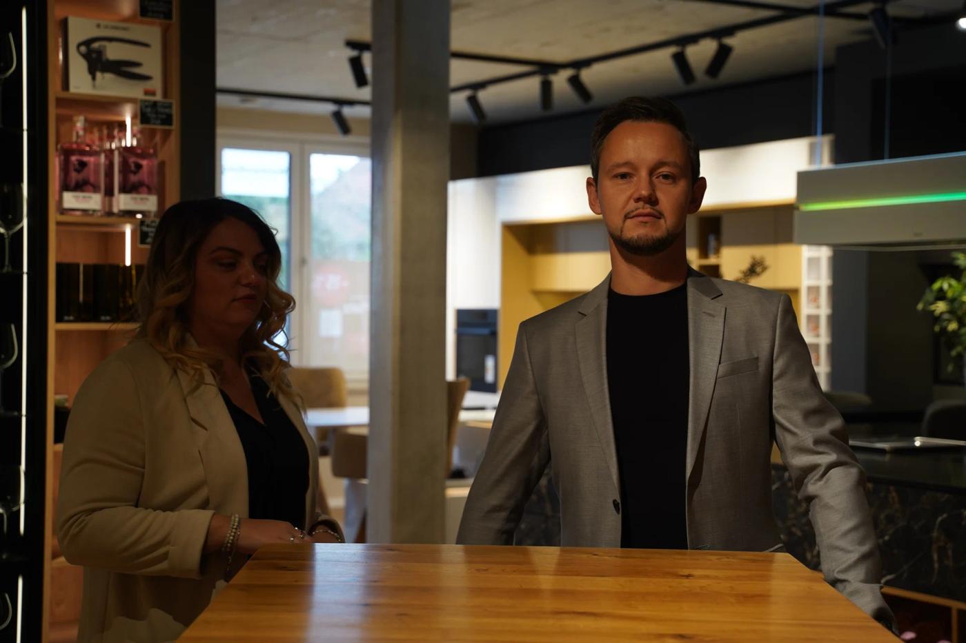 Thomas Kirschner und Eugenia Dobler am Beratungstresen im Thoki Studio Wörthsee