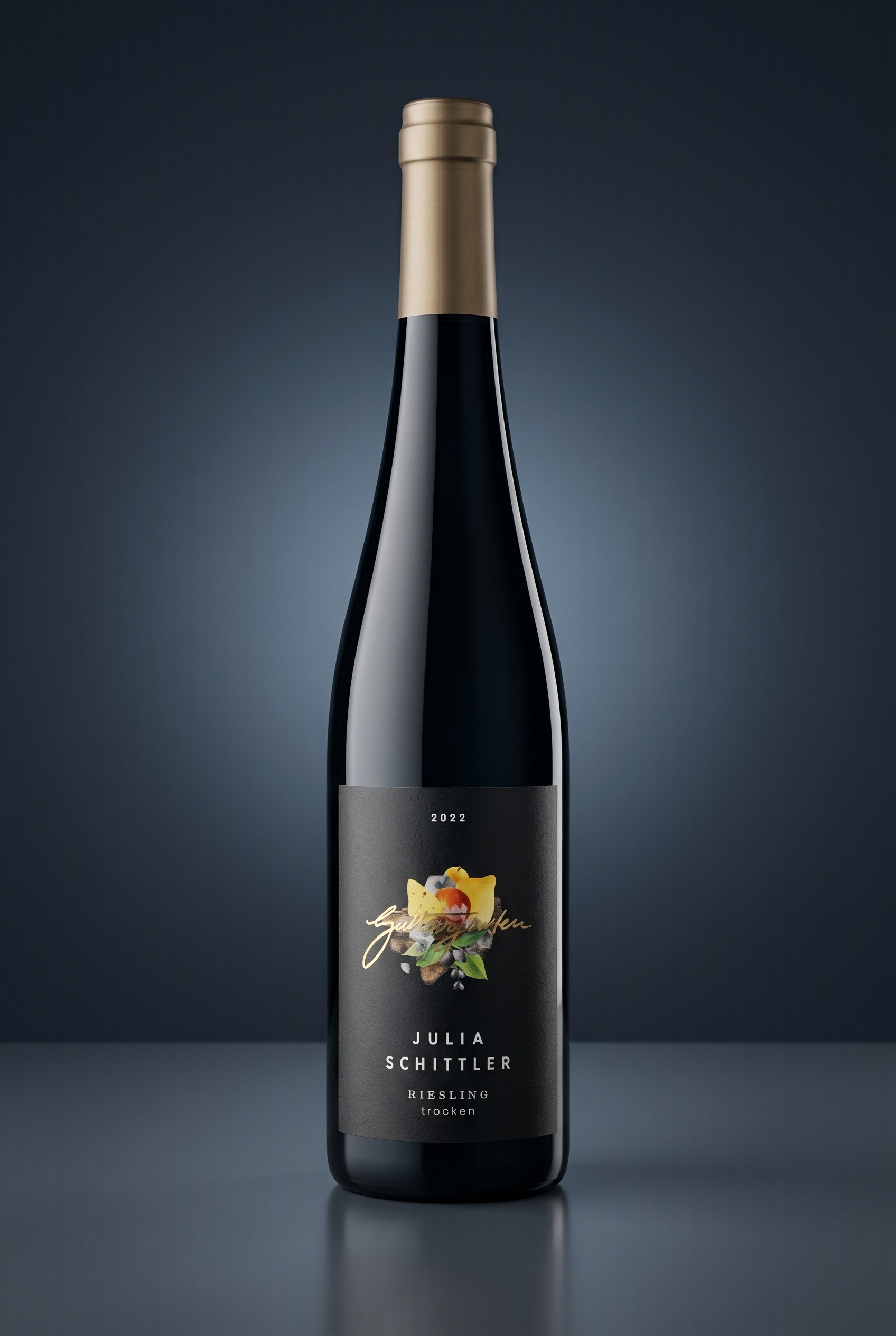 Julia Schittler Riesling Trocken, freigestellte Flasche auf dunklem Verlauf