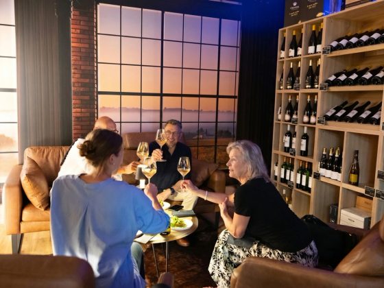 Weinzeit-Runde am Fenster im warmen Abendlicht