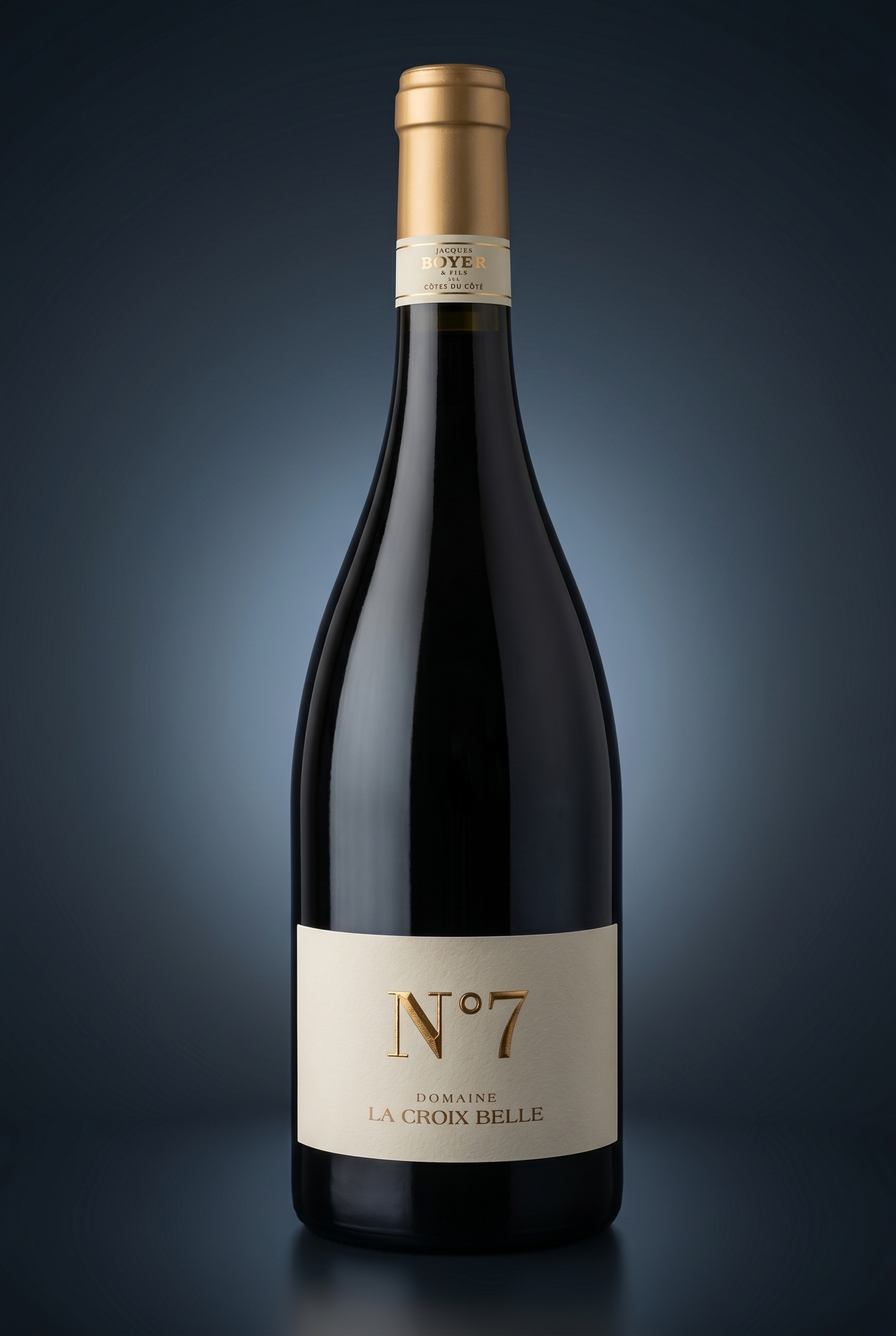 Domaine La Croix Belle N°7, freigestellte Flasche auf dunklem Verlauf