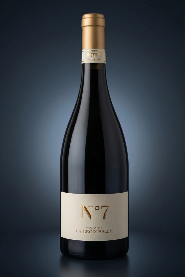 Domaine La Croix Belle N°7, freigestellte Flasche auf dunklem Verlauf