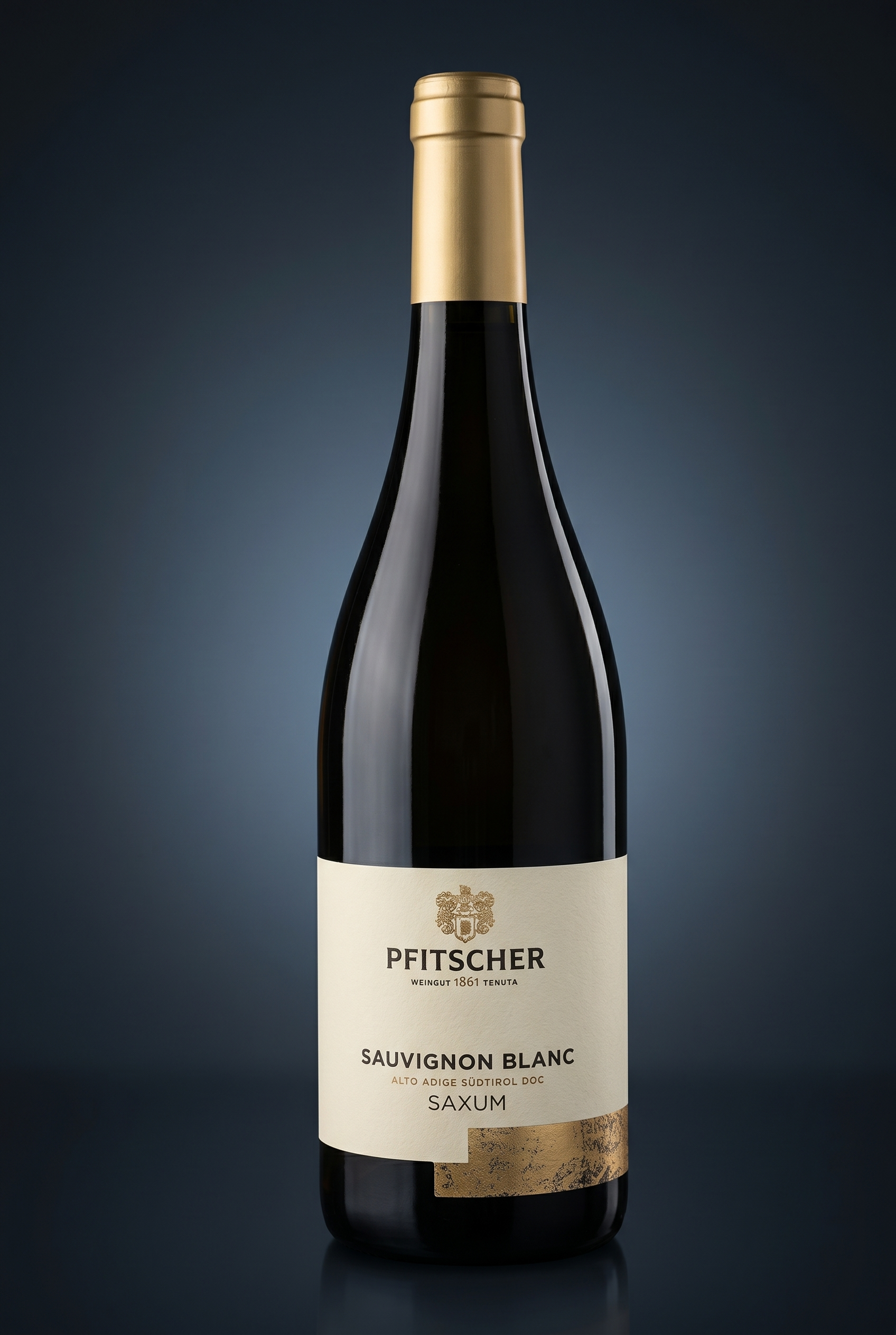 Pfitscher Sauvignon Blanc Saxum, freigestellte Flasche auf dunklem Verlauf