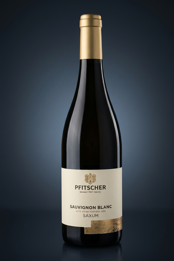 Pfitscher Sauvignon Blanc Saxum, freigestellte Flasche auf dunklem Verlauf