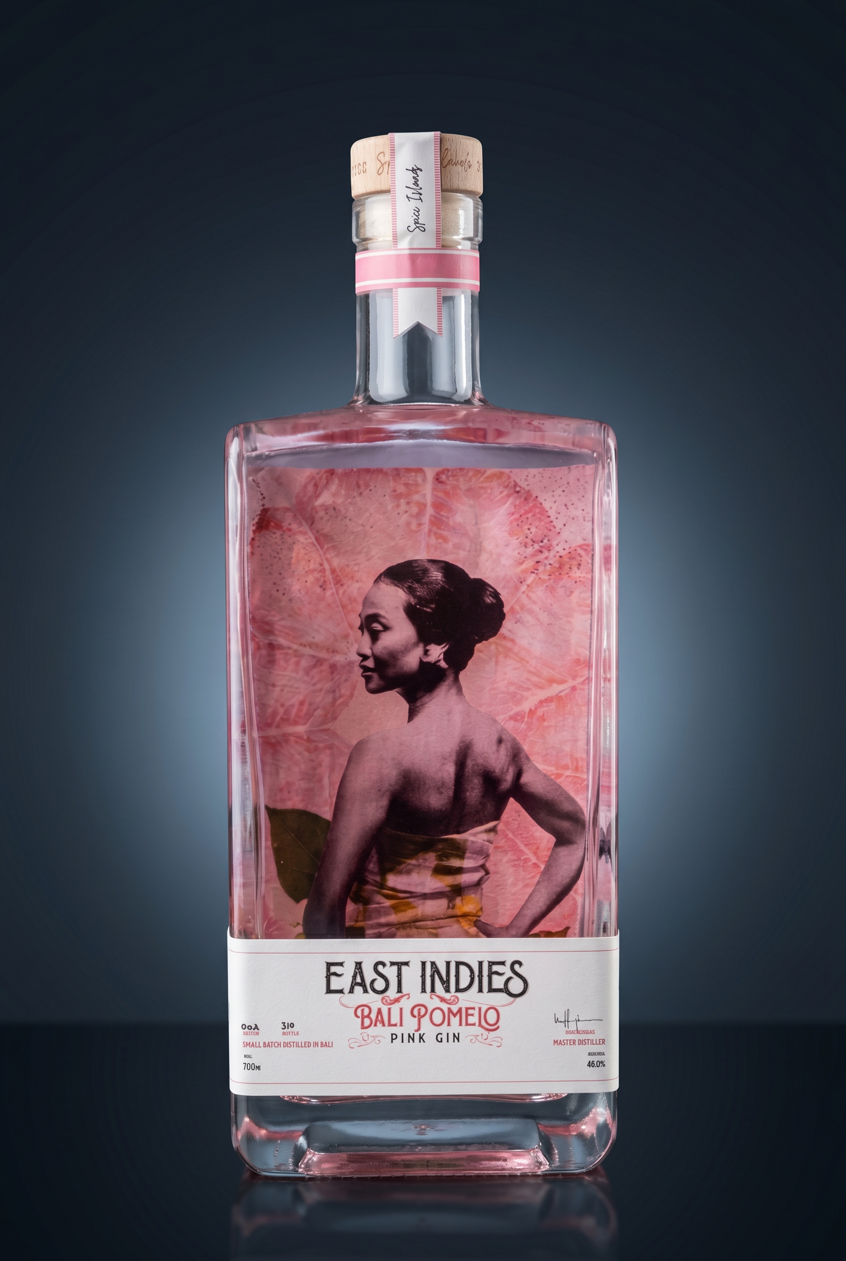 East Indies Bali Pomelo Pink Gin, freigestellte Flasche auf dunklem Verlauf