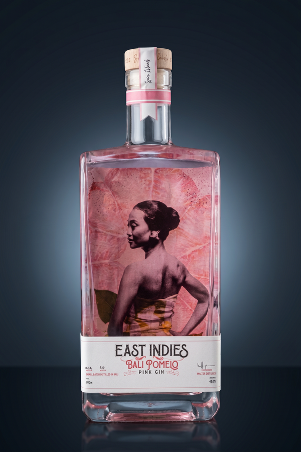 East Indies Bali Pomelo Pink Gin, freigestellte Flasche auf dunklem Verlauf