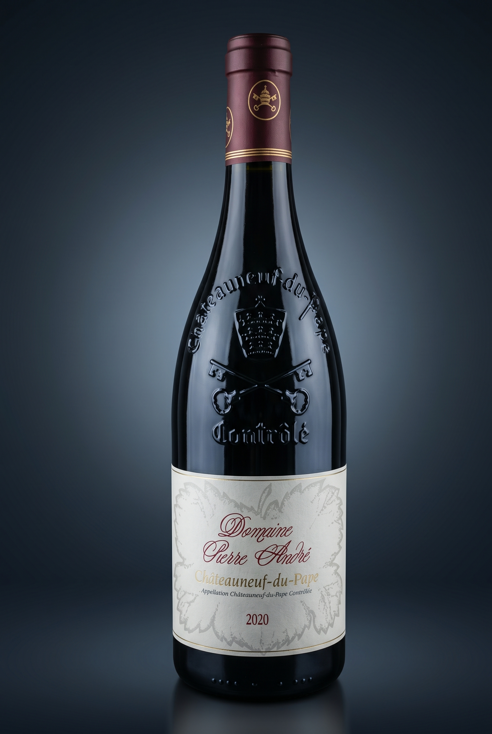 Domaine Pierre André Châteauneuf-du-Pape, freigestellte Flasche auf dunklem Verlauf