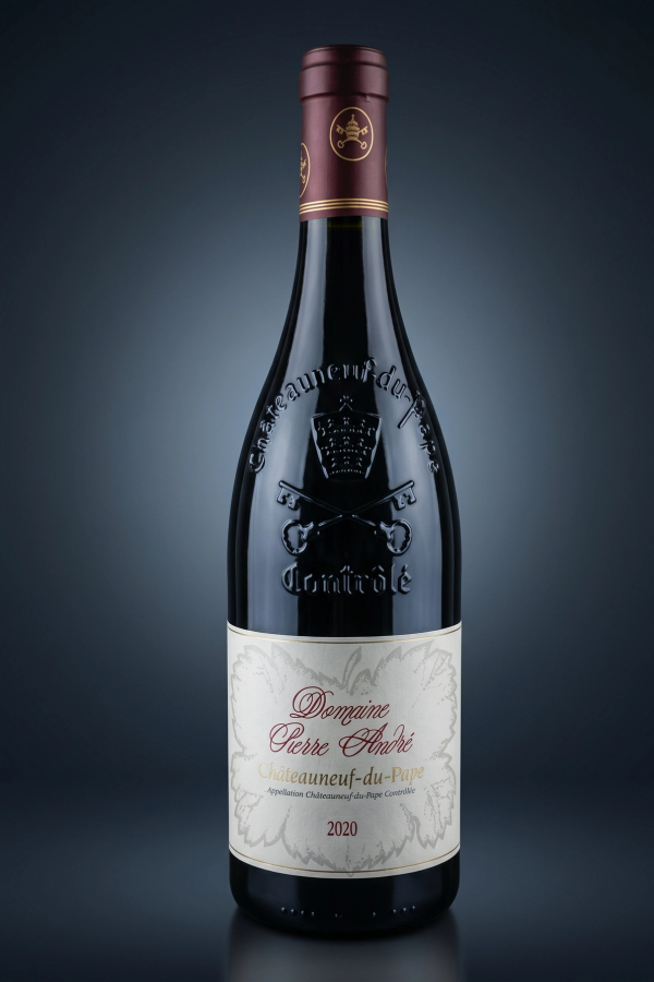 Domaine Pierre André Châteauneuf-du-Pape, freigestellte Flasche auf dunklem Verlauf