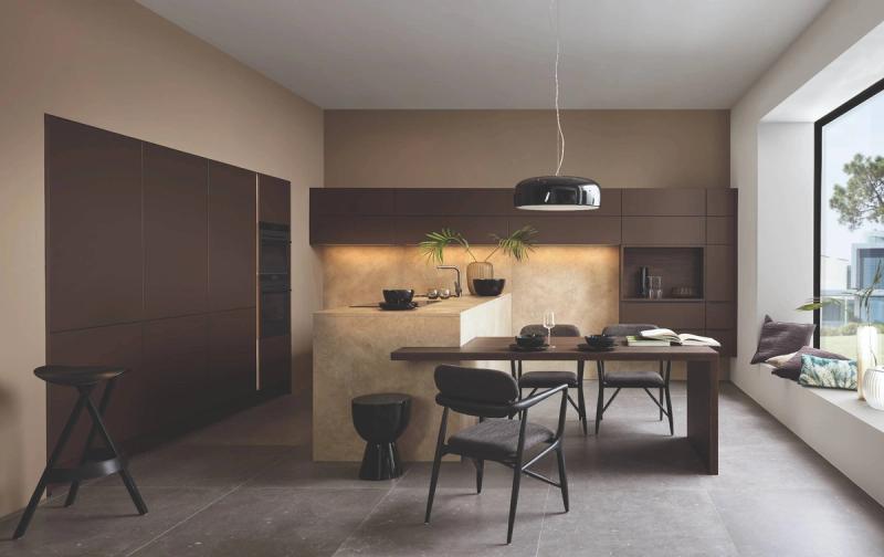 Moderne Küche mit grifflosem Design und aufgesetzten Griffleisten