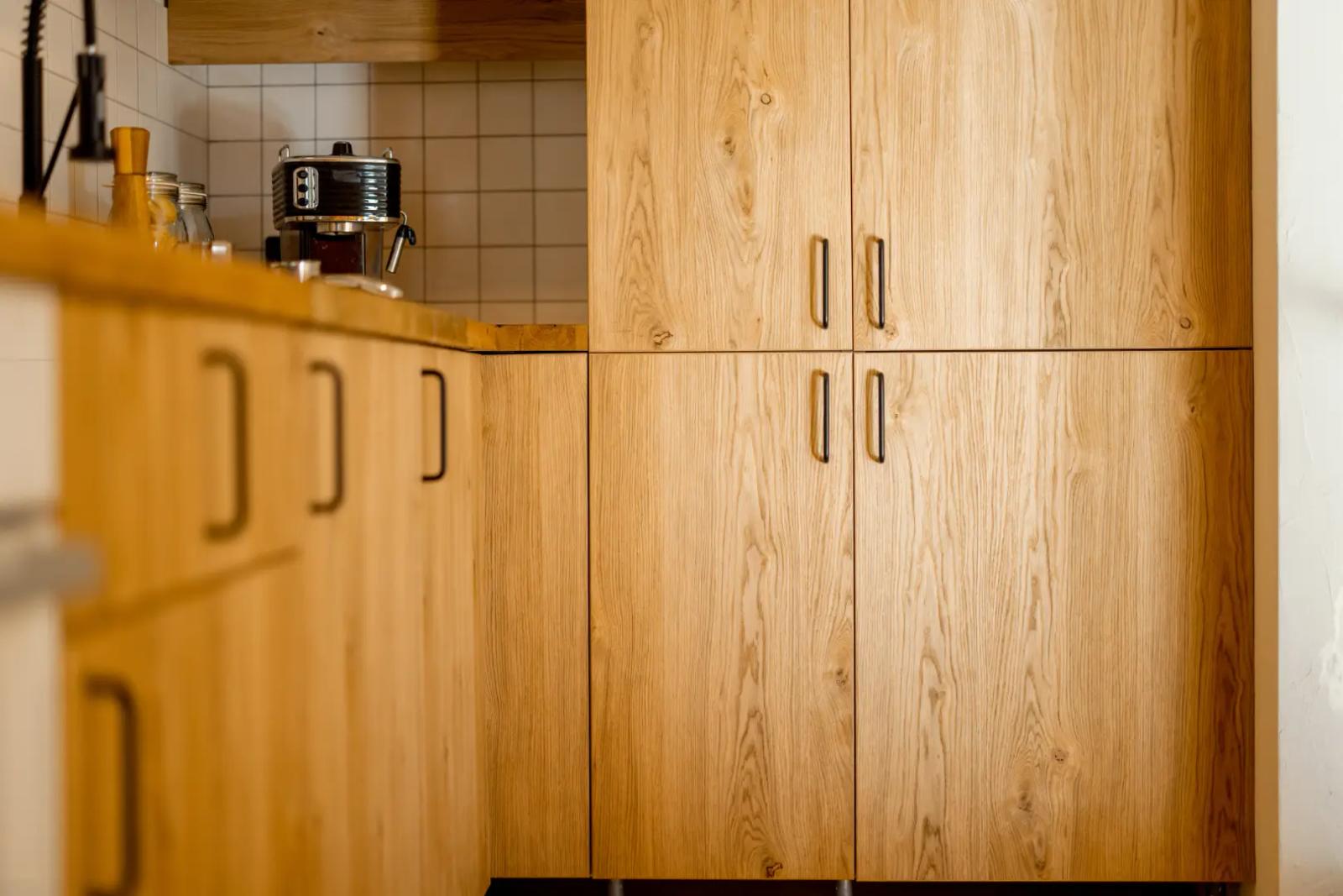 Holzfronten von Küchenschränken: Stauraumlösungen als Inspiration für Küchenorganisationstipps