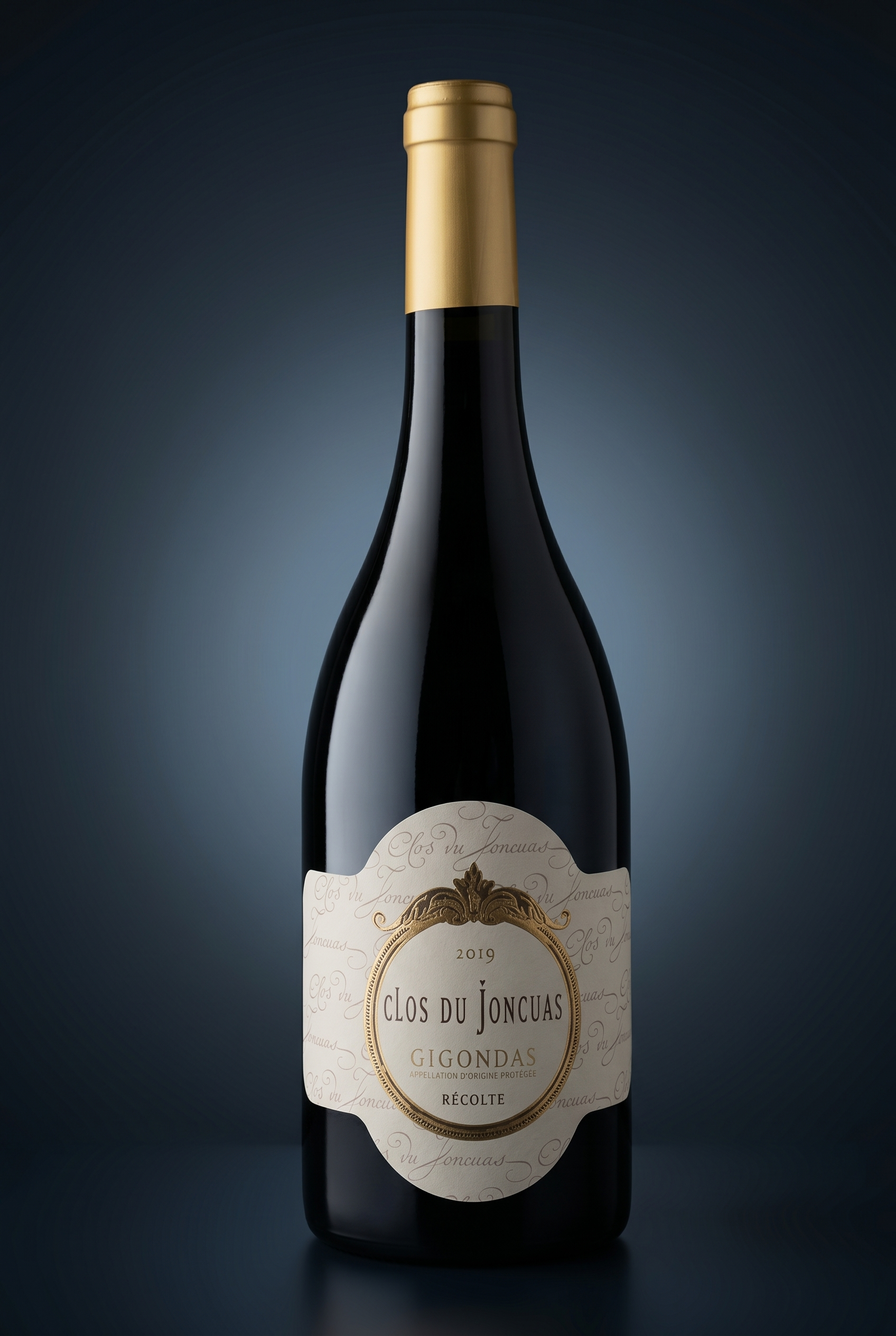 Clos du Joncuas Gigondas 2019, freigestellte Flasche auf dunklem Verlauf