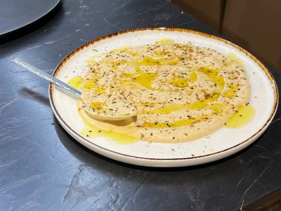 Hummus-Anrichtung auf der Marmor-Theke beim Weinzeit-Abend