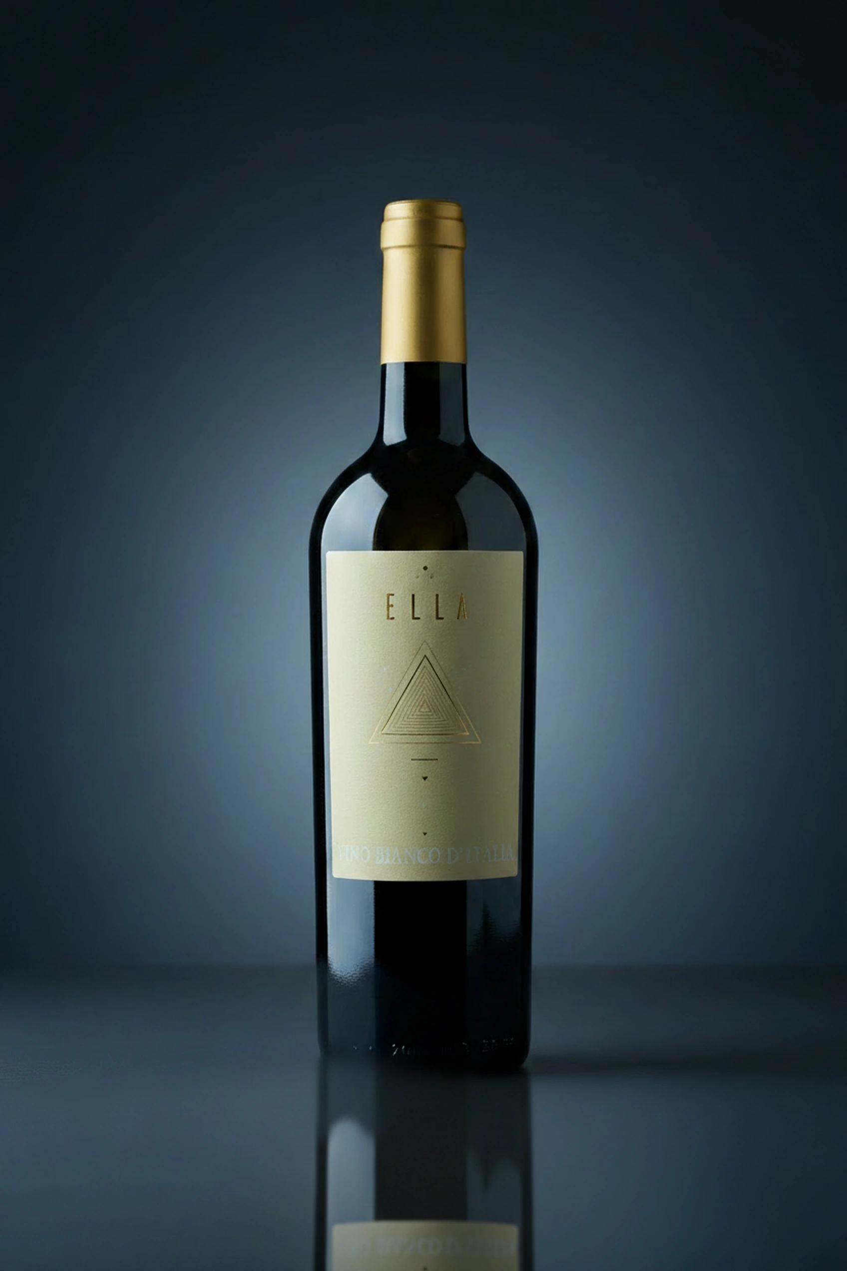 Ella, Flasche auf dunklem Studio-Hintergrund