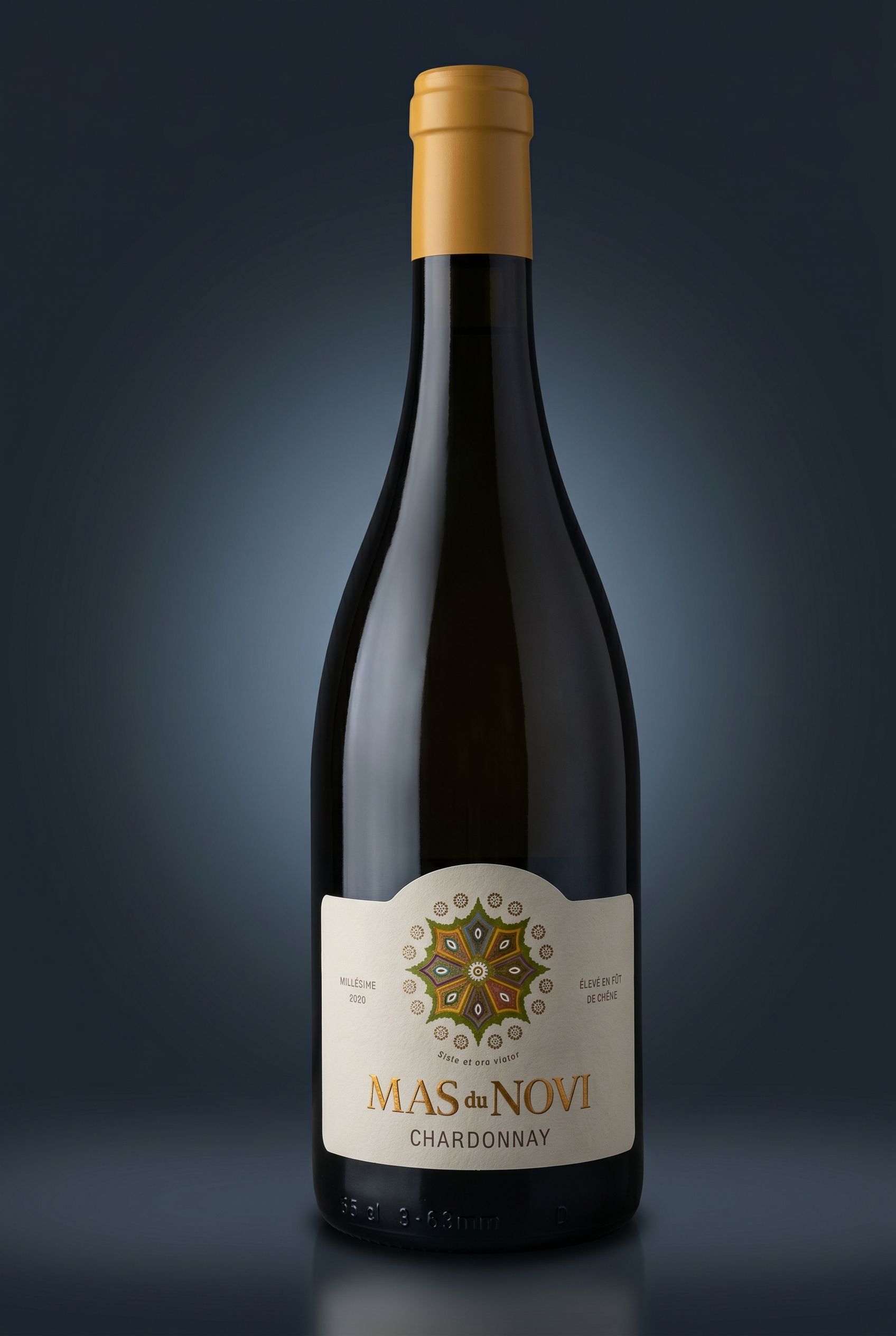 Mas du Novi Chardonnay, freigestellte Flasche auf dunklem Verlauf