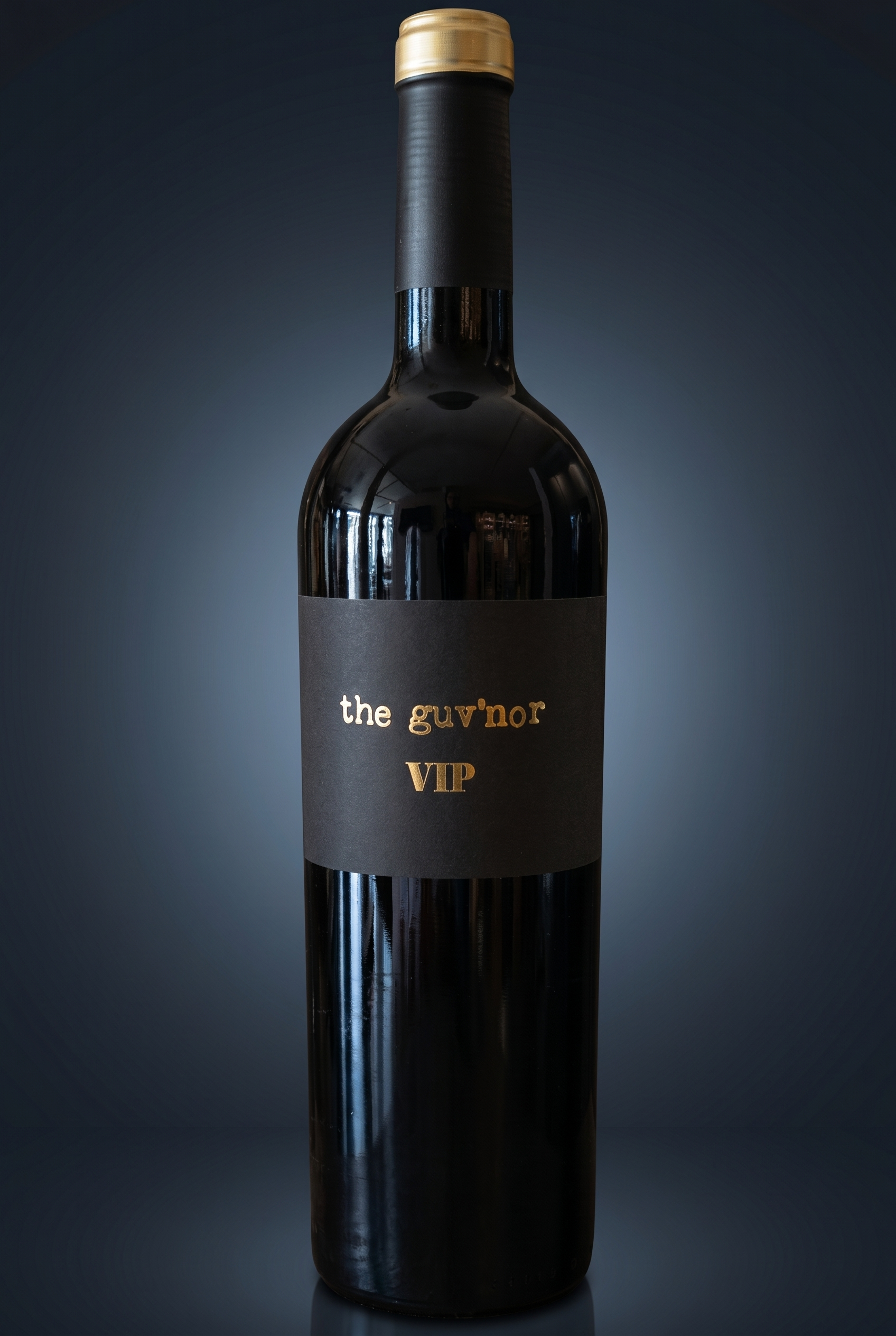 the guv’nor VIP, freigestellte Flasche auf dunklem Verlauf