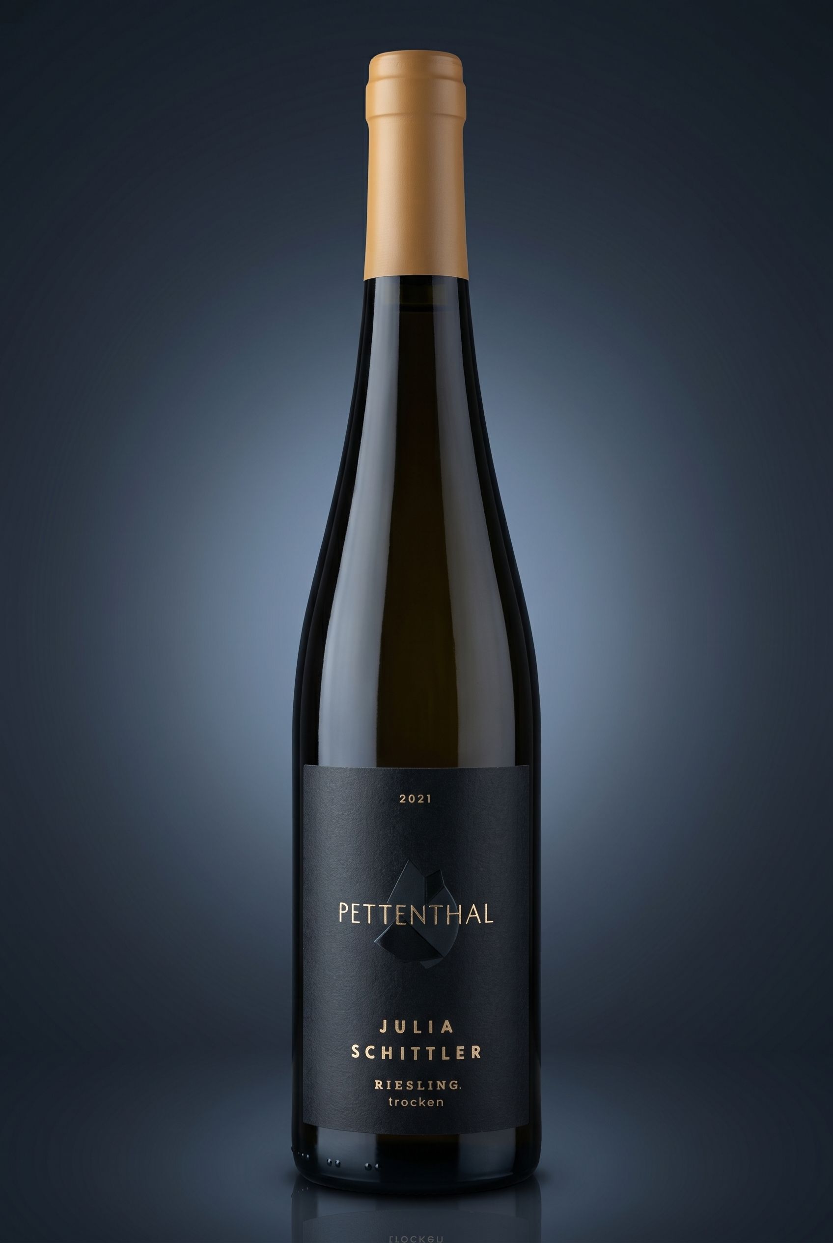 Julia Schittler Pettenthal Riesling trocken, freigestellte Flasche auf dunklem Verlauf