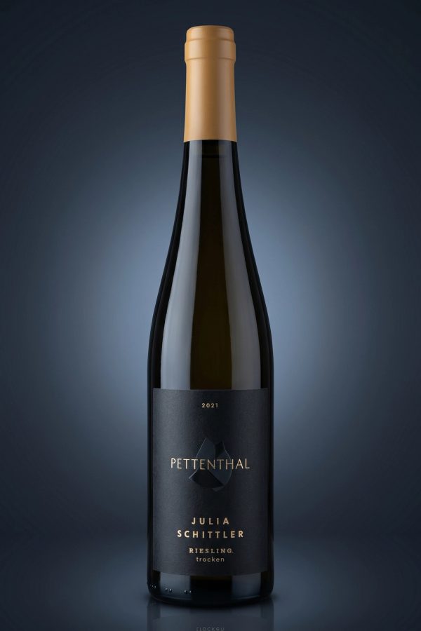 Julia Schittler Pettenthal Riesling trocken, freigestellte Flasche auf dunklem Verlauf