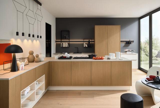 Helle Küche mit Übergang in den Wohnraum und integriertem Sideboard