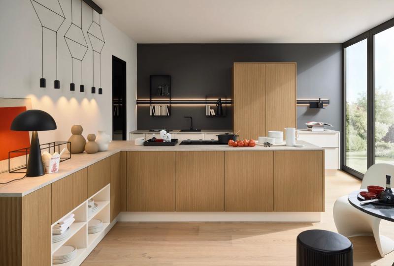 Helle Küche mit Übergang in den Wohnraum und integriertem Sideboard