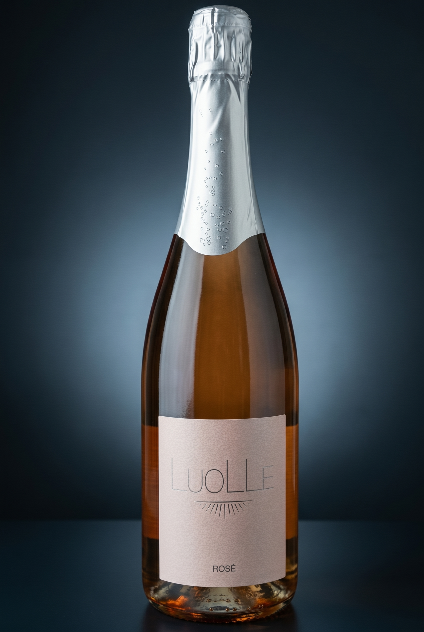 Luolle Rosé, freigestellte Flasche auf dunklem Verlauf
