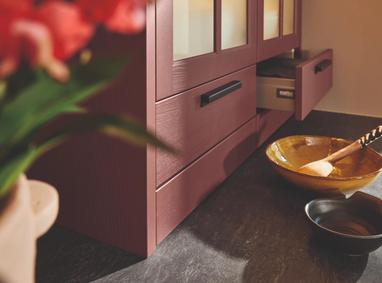 Eleganter Aufsatzschrank in Hennarot