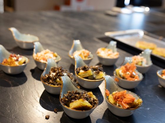Fingerfood-Arrangement auf der Liveküche-Theke beim Weinzeit-Abend