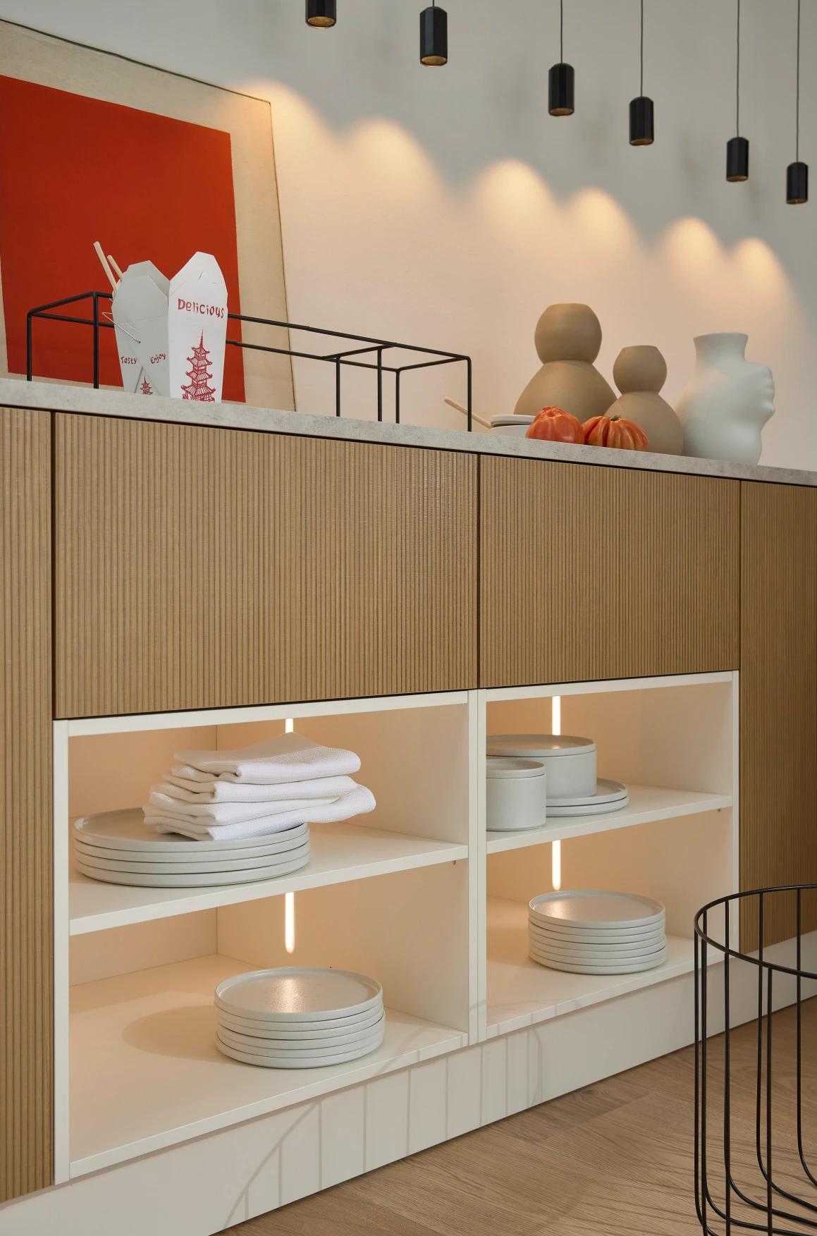 Offene Regale im Wohnraum