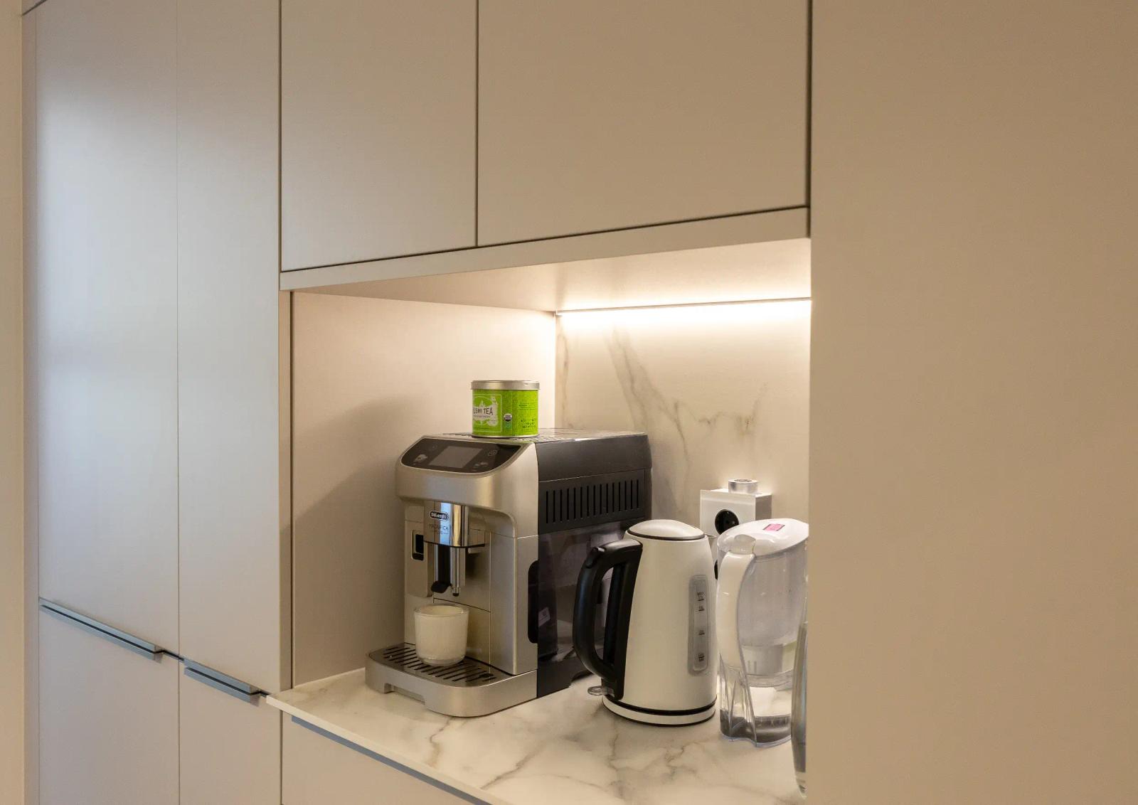 Kaffeenische aus marmorierter Keramik