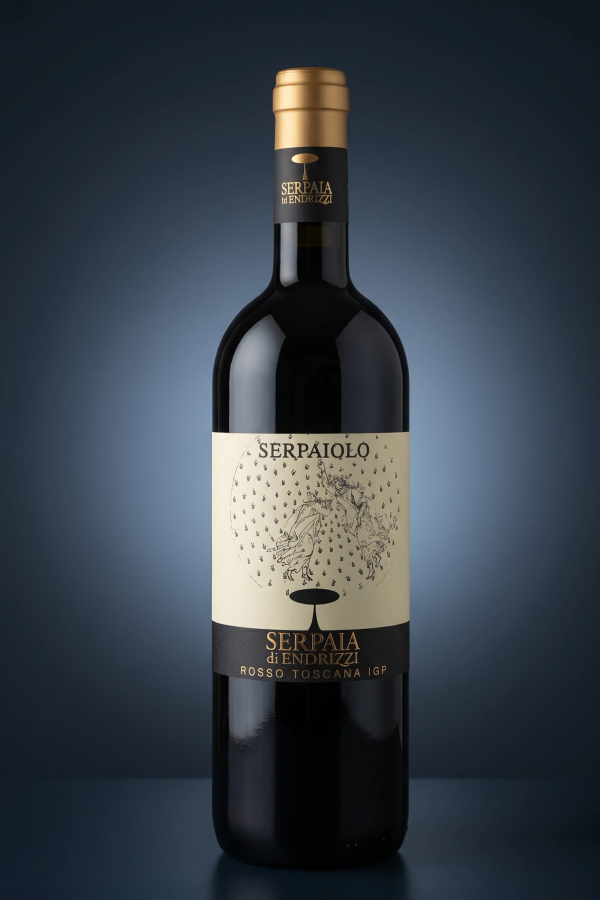 Serpaiolo Serpaia di Endrizzi Rosso Toscana IGP, freigestellte Flasche auf dunklem Verlauf