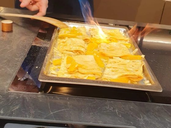 Flambieren an der Liveküche beim Thoki-Kochevent