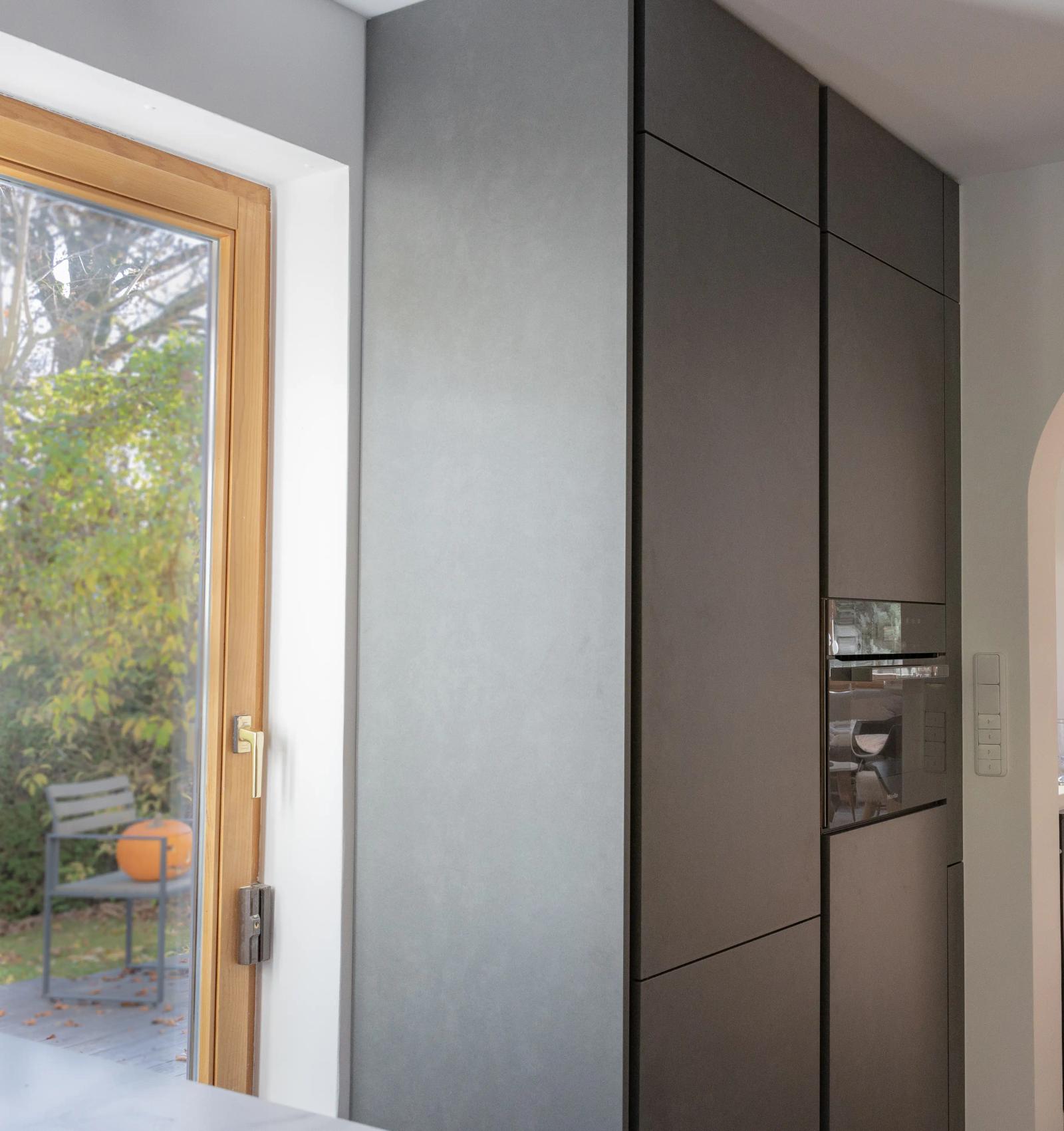 Moderne Küche: Deckenhohe Schränke in Stahl Grau mit ergonomischem Backofen
