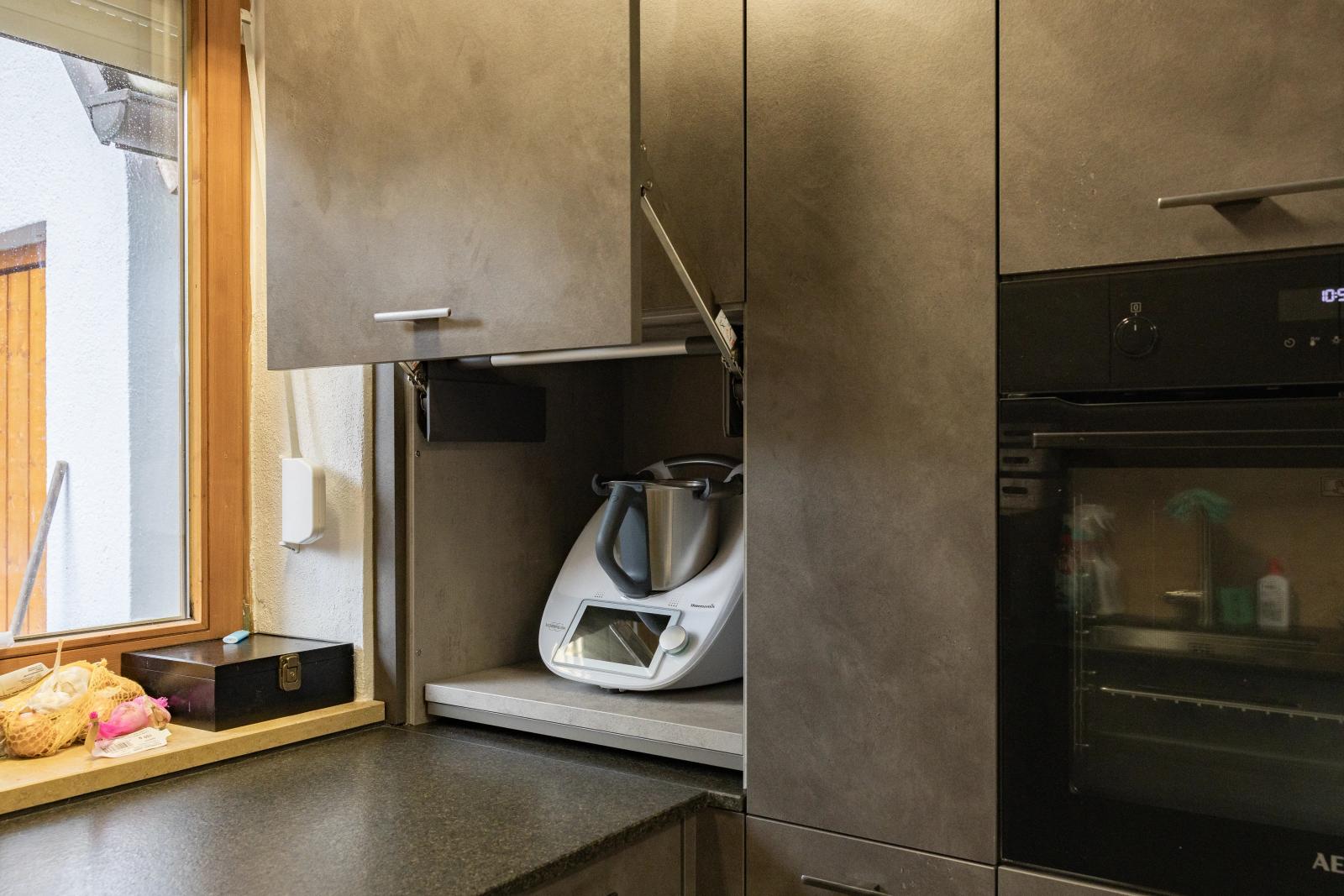 Küchenlösung mit cleverem Stauraum: Geräte-Lift für Thermomix