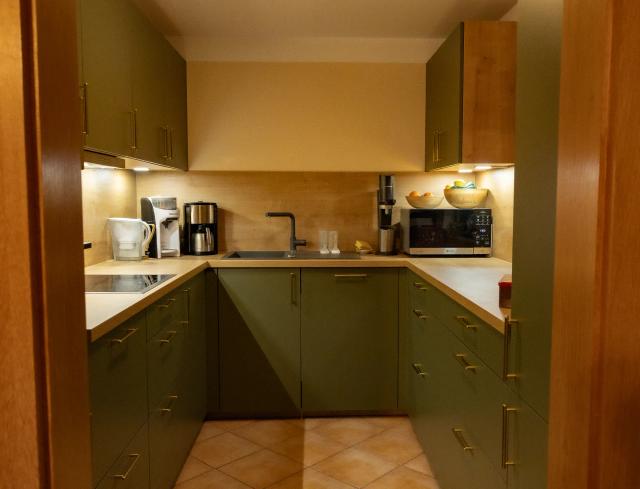 Thoki Referenzküche: Natürliche Eleganz in Olive und Chalet Eiche, Hauptansicht