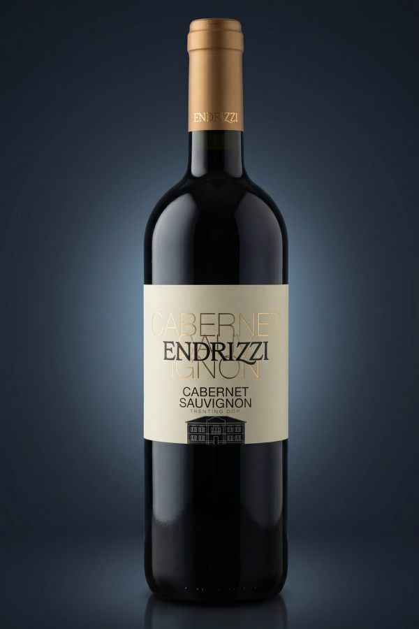 Endrizzi Cabernet Sauvignon, freigestellte Flasche auf dunklem Verlauf