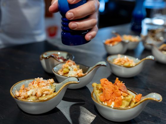 Amuse-Bouche mit Garnelen, frisch zubereitet in der Studio-Liveküche