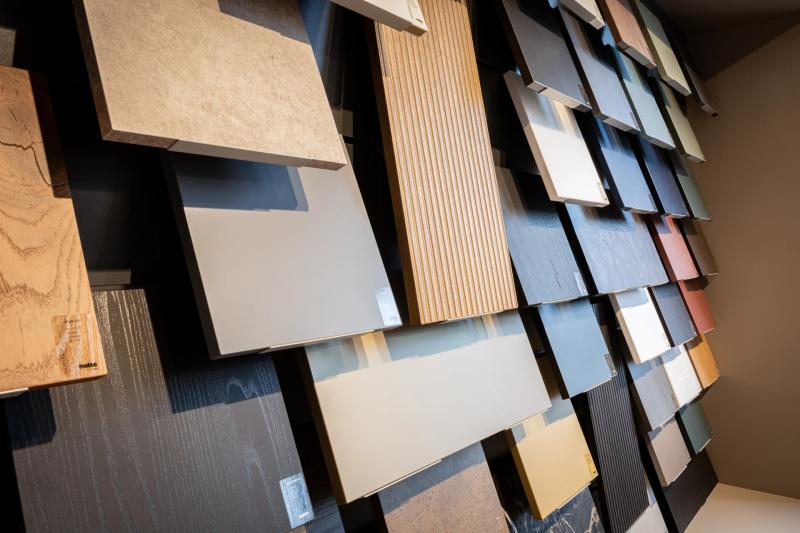 Thoki Material-Wand im Küchenstudio Wörthsee: Front- und Plattenmuster zum Anfassen