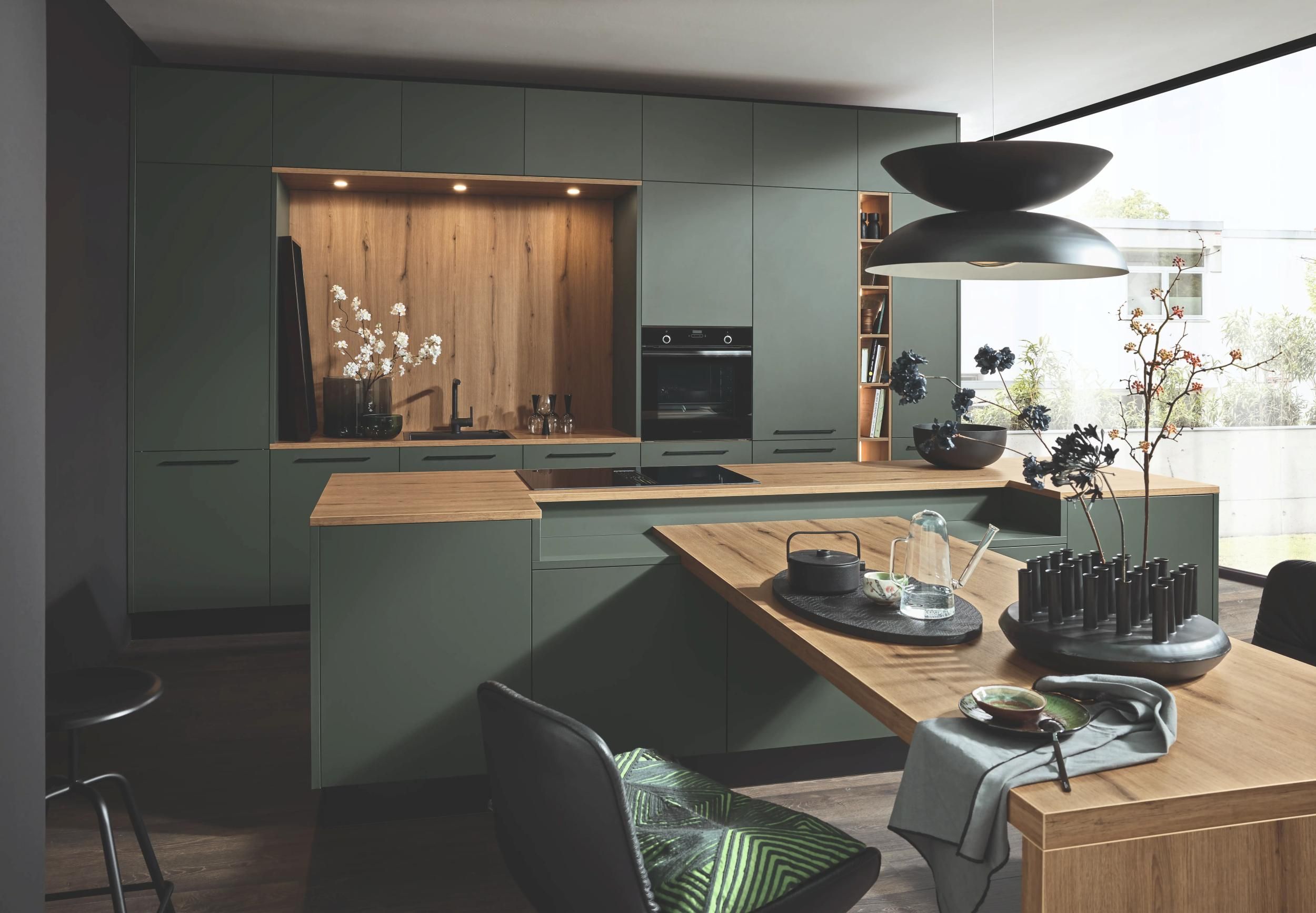 Thoki Referenzküche: Deine moderne Traumküche in Black Green, minimalistisch, elegant, funktional., Hauptansicht