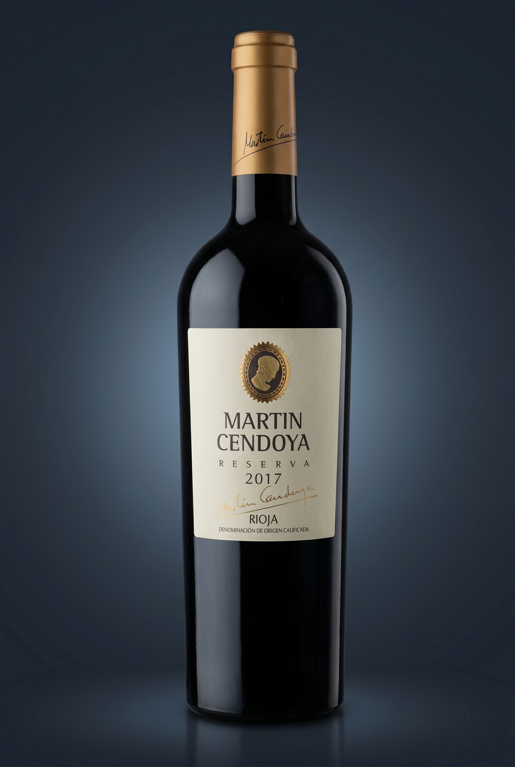 Martin Cendoya Reserva 2017, freigestellte Flasche auf dunklem Verlauf